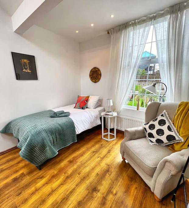 True Colours Apartment In Central Location Bangor  Exteriör bild