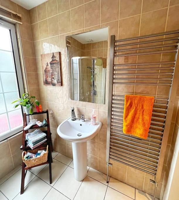 True Colours Apartment In Central Location Bangor  Exteriör bild