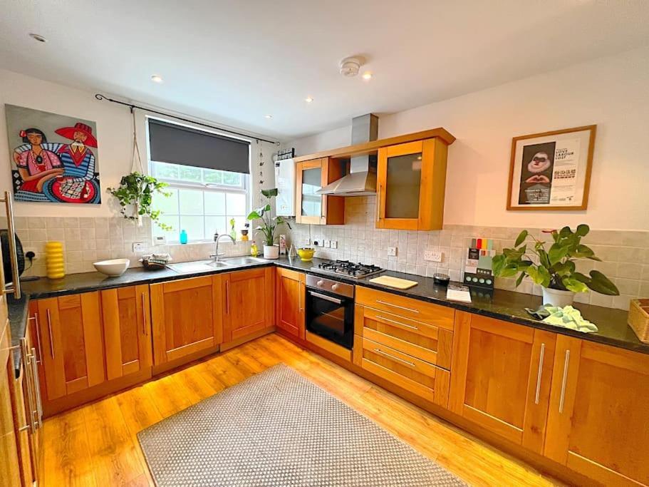 True Colours Apartment In Central Location Bangor  Exteriör bild