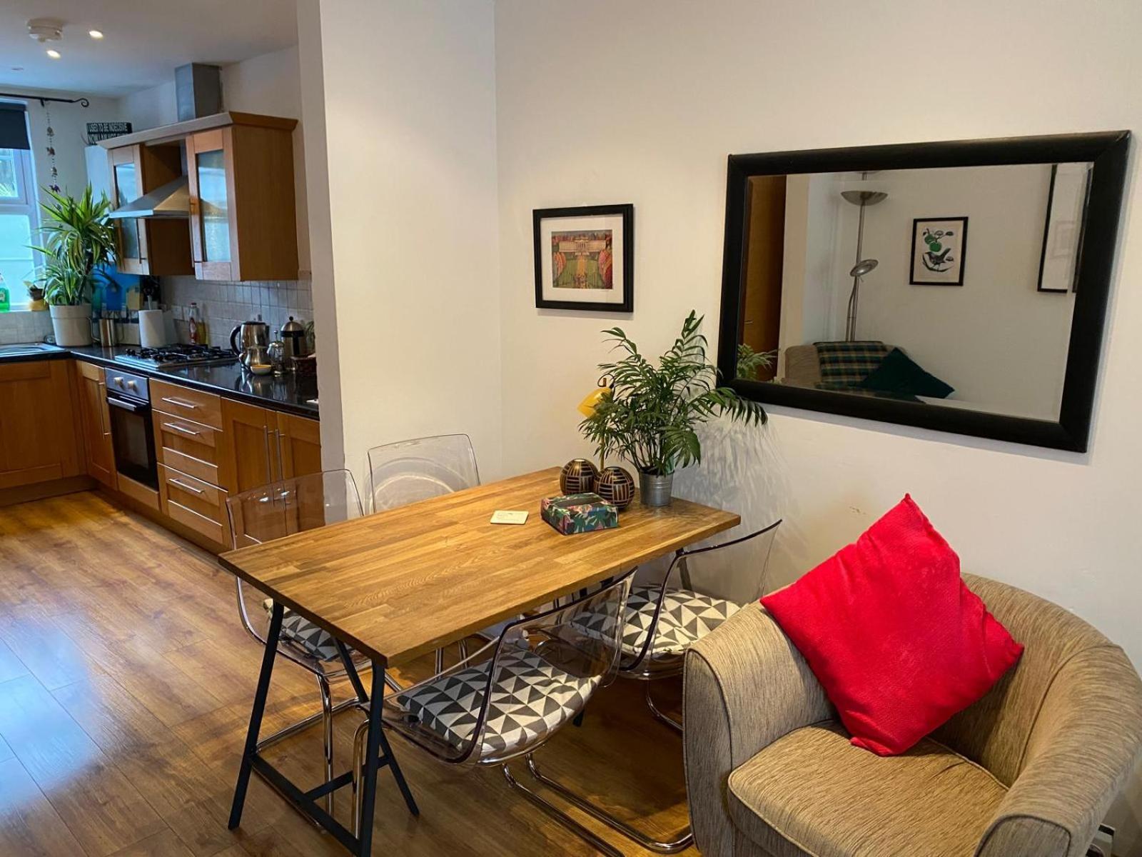 True Colours Apartment In Central Location Bangor  Exteriör bild